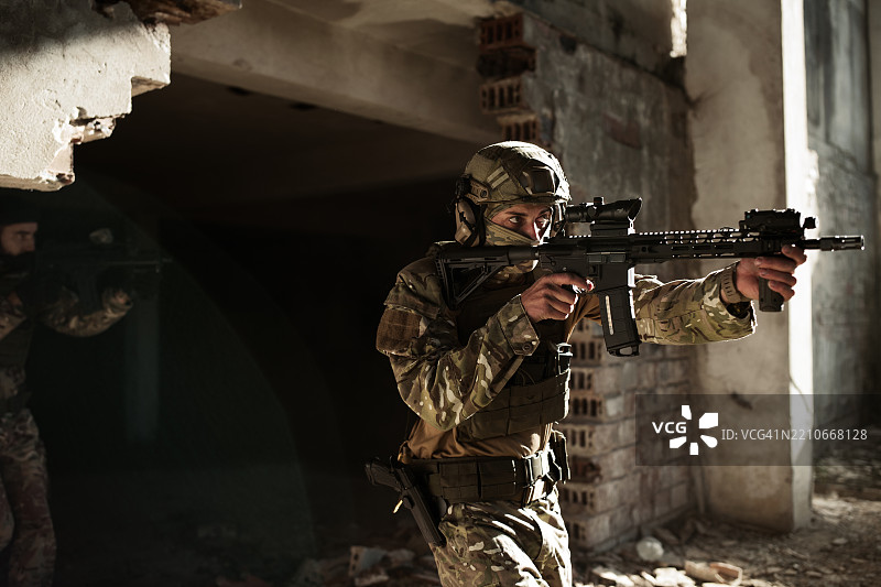 军队在战斗中向前推进阵地。图片素材