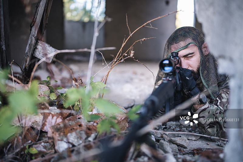 狙击手在战争中瞄准敌人。图片素材