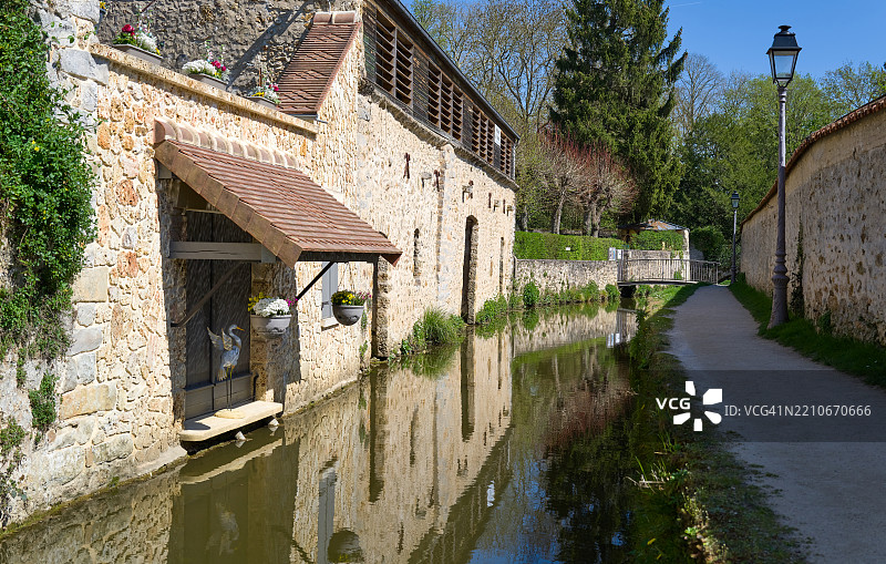 小河边的倒影图片素材