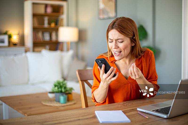 在电话中大喊图片素材