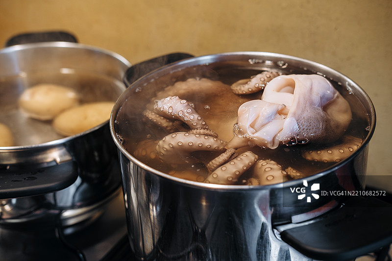 特写镜头：一位女性正在为午餐烹饪新鲜章鱼图片素材