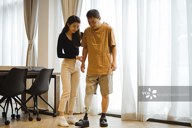 每一步都重要：充满爱与鼓励的康复之路图片素材