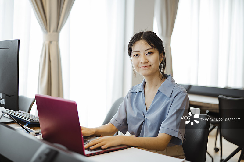 办公室生活：女性员工专注于高效工作图片素材