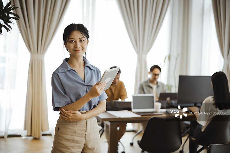 自信的年轻专业人士在现代工作空间中引领潮流图片素材