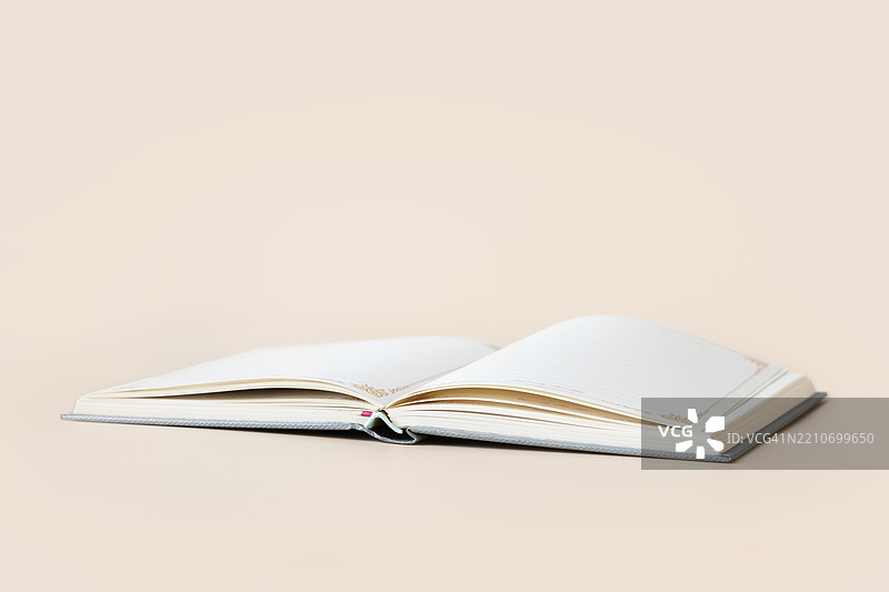 彩色背景上的翻开书页图片素材
