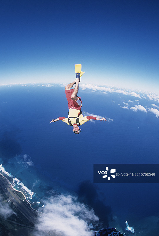男子在云层和海洋上空冲浪图片素材