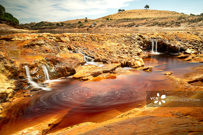 西班牙韦尔瓦的丁托河火星景观，带有长时间曝光效果。图片素材