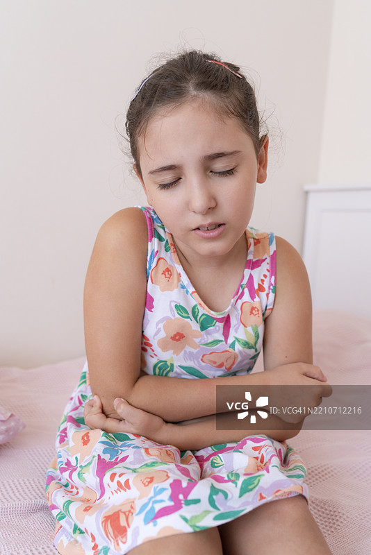 孩子肚子疼图片素材