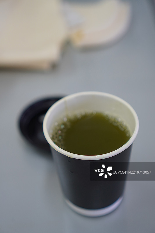 绿色茶热饮在塑料杯中图片素材