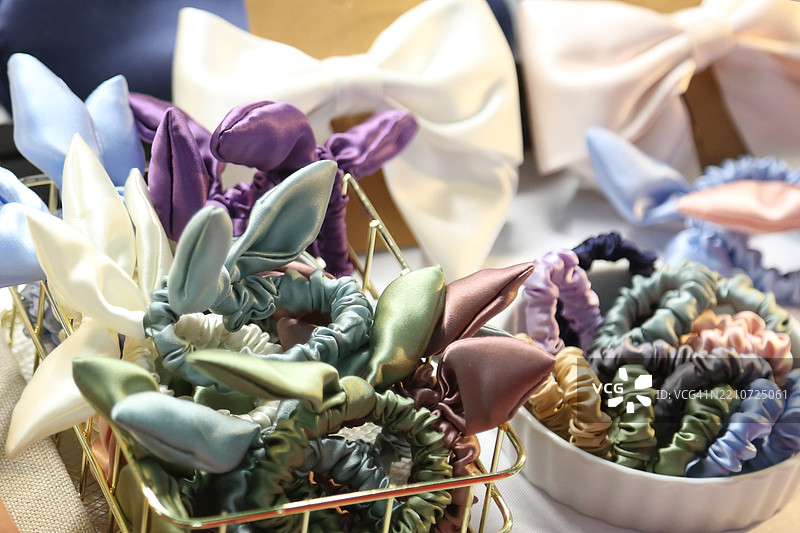 多色丝绸弹性带在室内本地手工艺市场待售图片素材