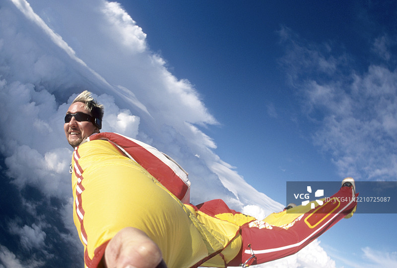 跳伞者在飞行中自拍图片素材