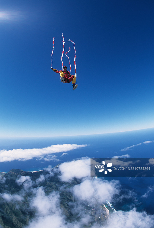 跳伞者自由落体，身后拖着彩带图片素材