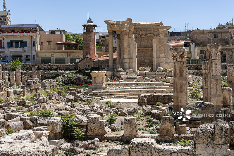 巴尔贝克镇 - 在罗马赫利奥波利斯遗址旁，贝卡谷，黎巴嫩图片素材