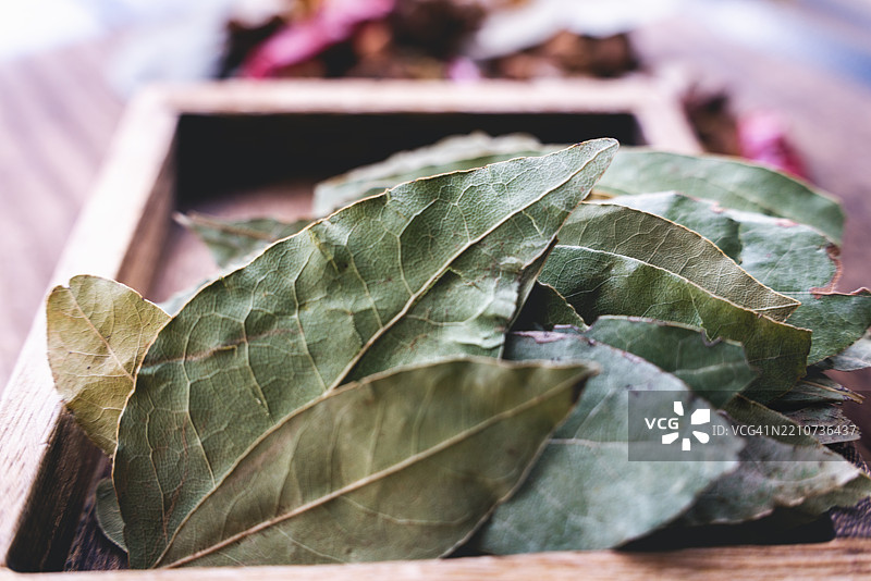 木盒中的香料：月桂叶图片素材