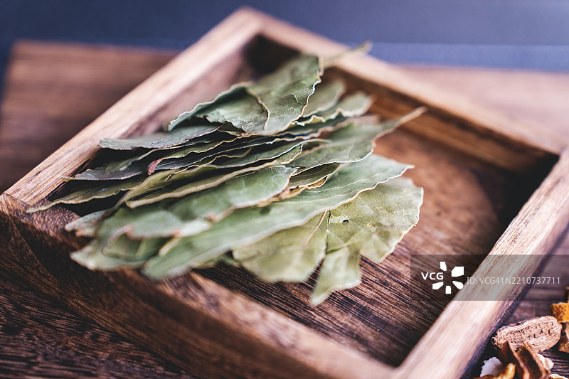 木盒中的香料：月桂叶图片素材