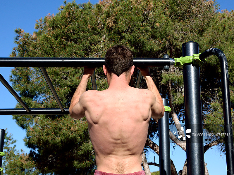 年轻男子在练习体操图片素材