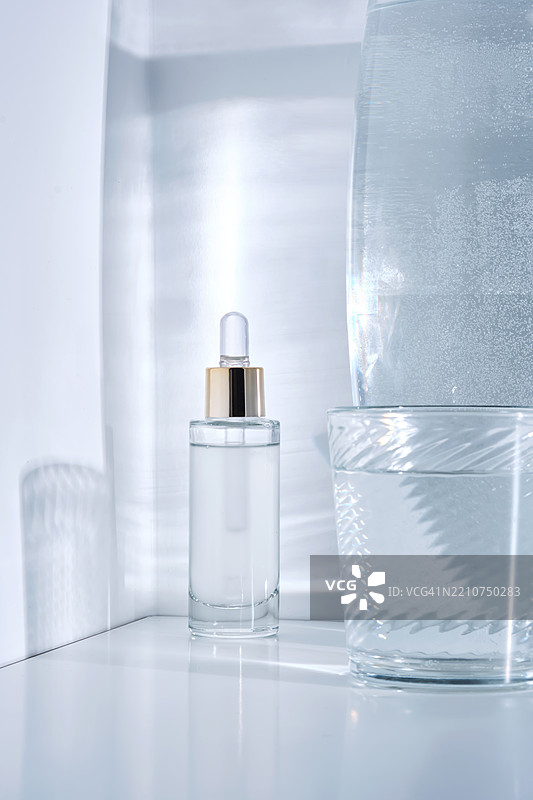 白色背景上带有水光的药水瓶图片素材