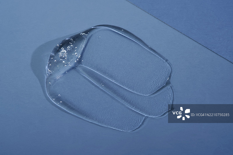 蓝色背景上的化妆凝胶纹理图片素材