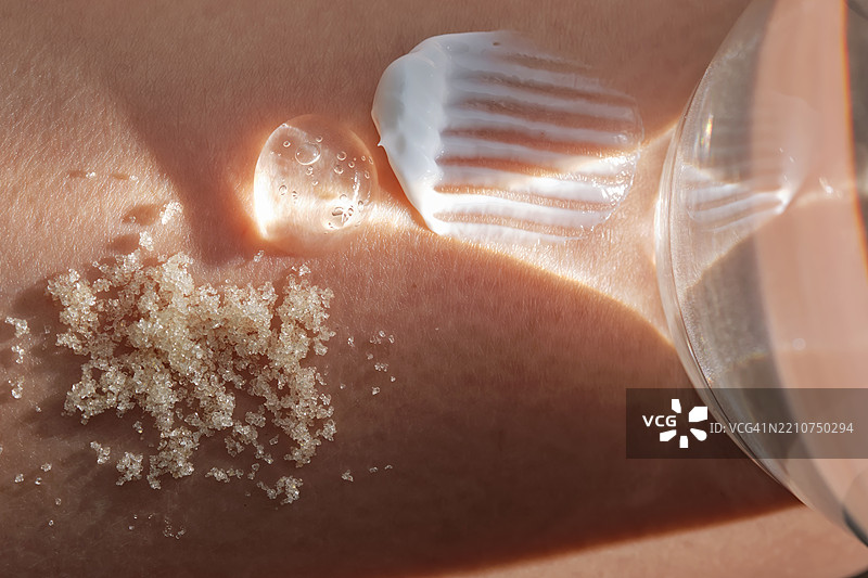 皮肤上化妆品的质地与水面反射 保湿概念图片素材