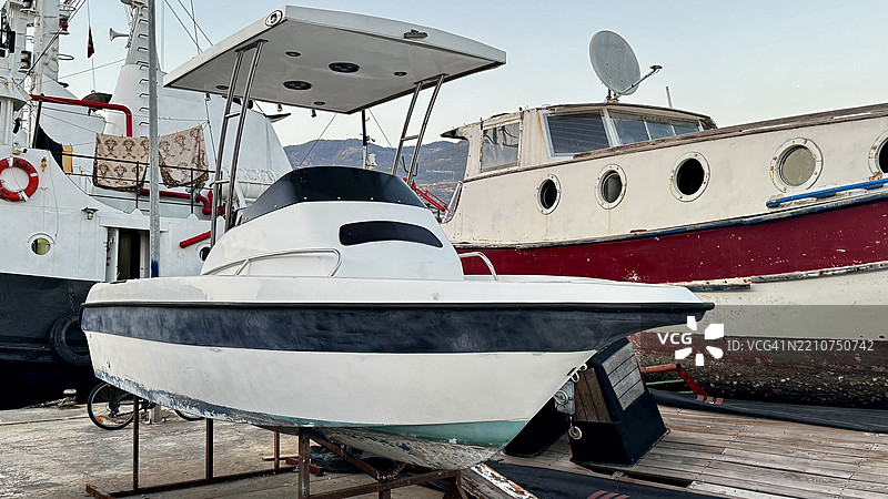 低角度视图的停靠在港口的船只图片素材