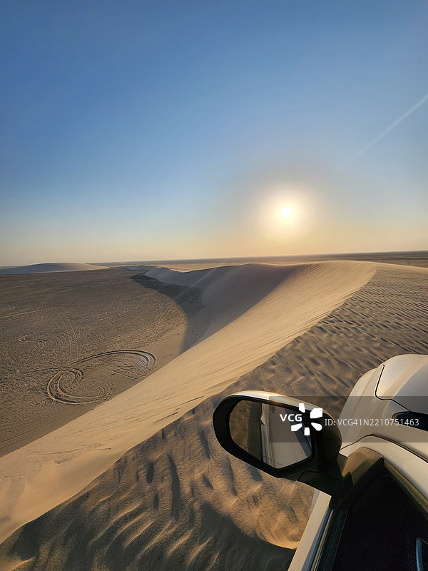阿拉伯沙漠的越野探险，达曼，沙特阿拉伯东部省图片素材