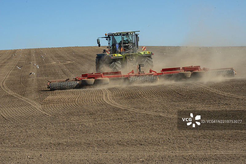 瑞典斯堪的纳维亚欧洲斯科讷县延雪平市克拉格霍尔姆的拖拉机和滚筒正在为春季播种做准备图片素材