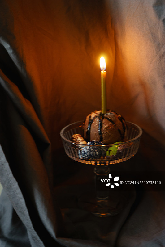 桌子上点亮的蜡烛特写图片素材