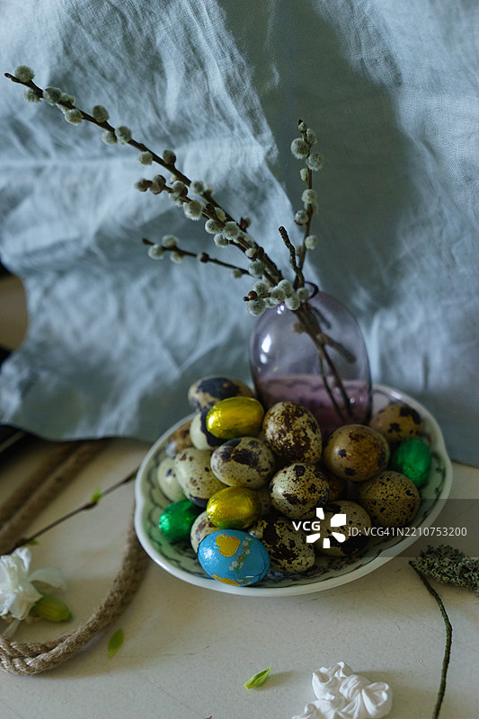高角度视图的复活节彩蛋放在桌子上的盘子里图片素材