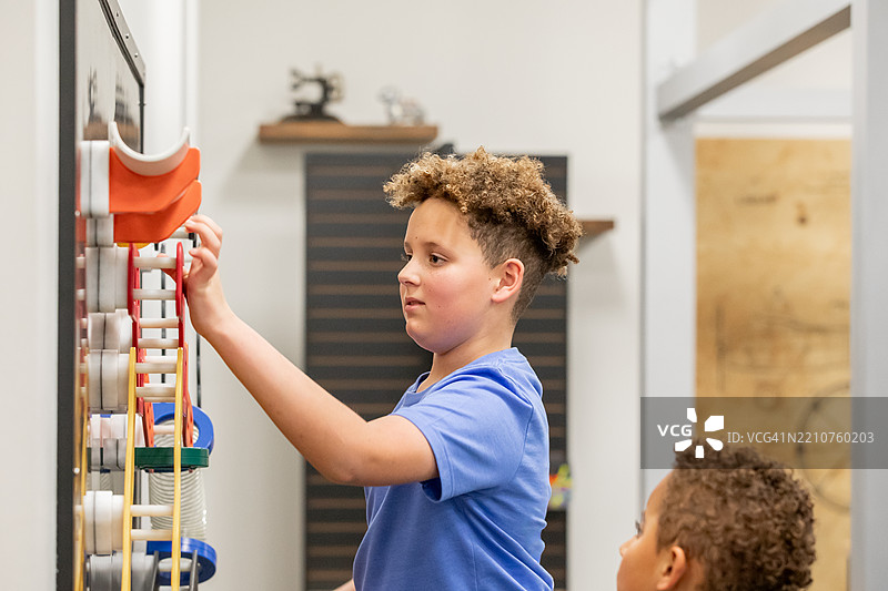 男孩们在STEM教室中参与实践学习图片素材