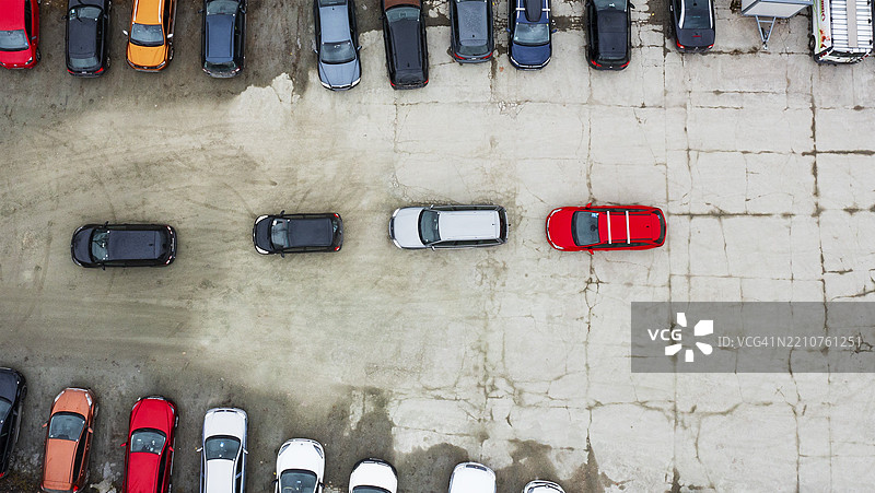 从上方拍摄的无人机镜头，汽车，停车场，奥地利，欧洲图片素材