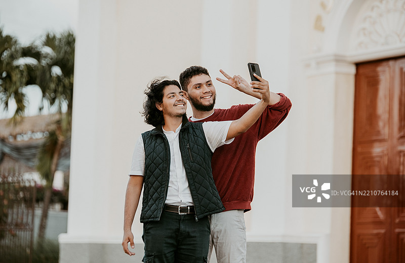 快乐的朋友们在街上拍搞笑自拍，尼加拉瓜埃斯特利图片素材
