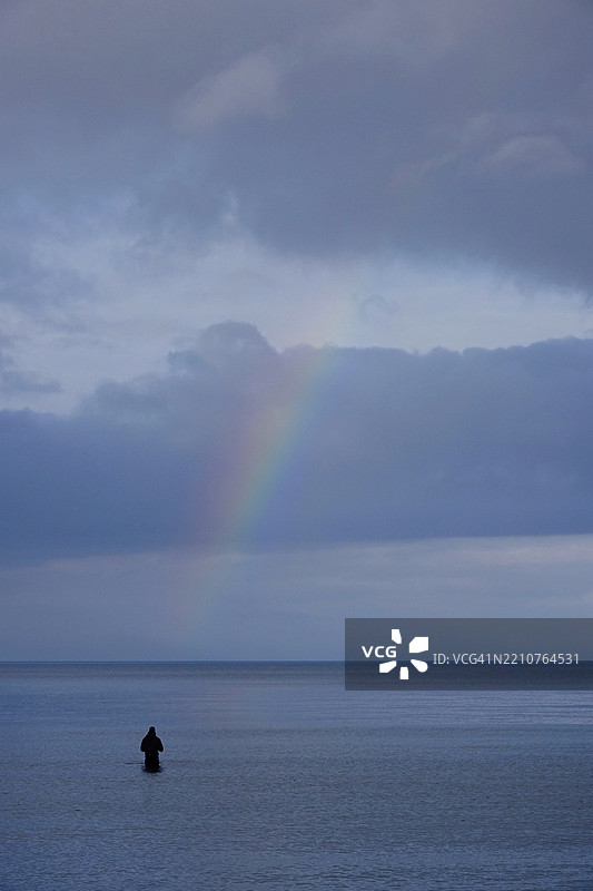 钓鱼者与彩虹，波罗的海，梅克伦堡-前波美拉尼亚，德国，欧洲图片素材