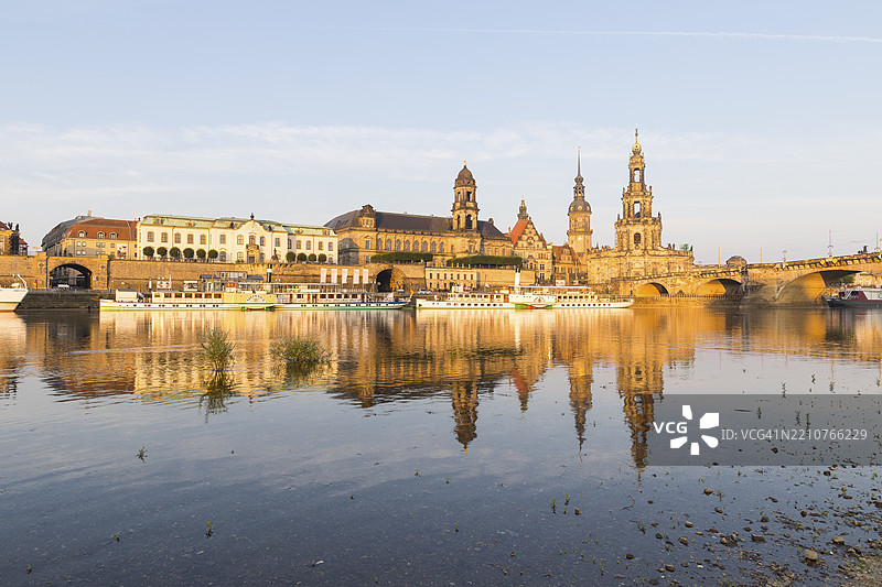 德累斯顿，萨克森州，德国，欧洲，早晨老城的剪影在易北河中倒影，蒸汽船停靠在露台河岸，布吕尔露台，次子继承制，州议会大厦，乔治门，豪斯曼塔，宫廷教堂和奥古斯特桥。图片素材