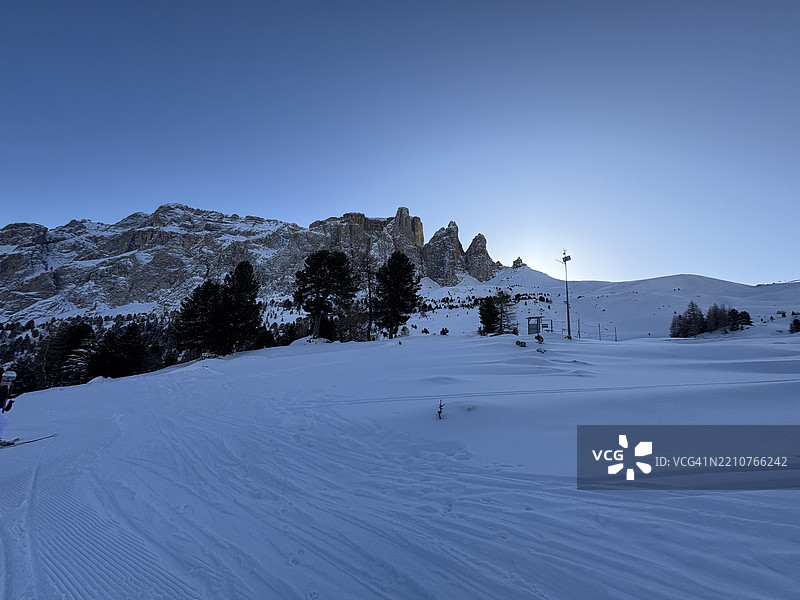 意大利瓦尔加尔德纳的雪山美景与湛蓝的天空图片素材