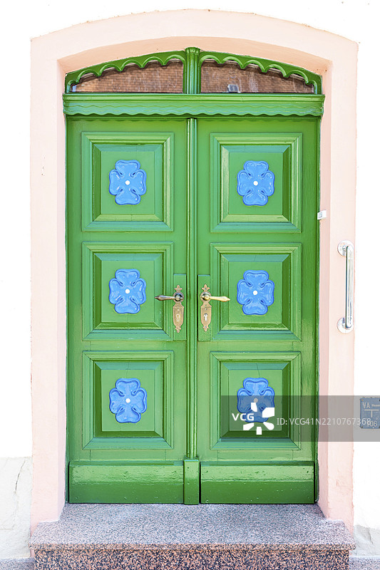 绿色前门与蓝色花朵，涂漆，科伦-萨利斯，莱比锡区，萨克森州，德国，欧洲图片素材