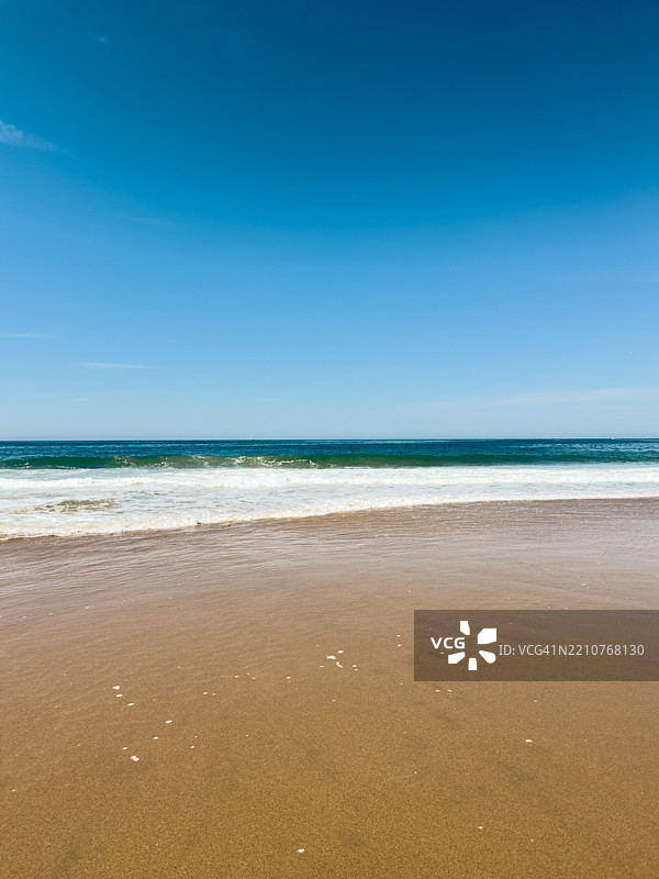 加利福尼亚州纽波特海岸的蓝天海滩美景图片素材