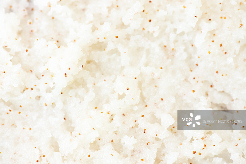 含天然颗粒的去角质身体磨砂膏，奶油白色质地的特写宏观镜头，突出颗粒状物质和滋润基底，美容水疗、护肤和健康品牌的概念图片素材