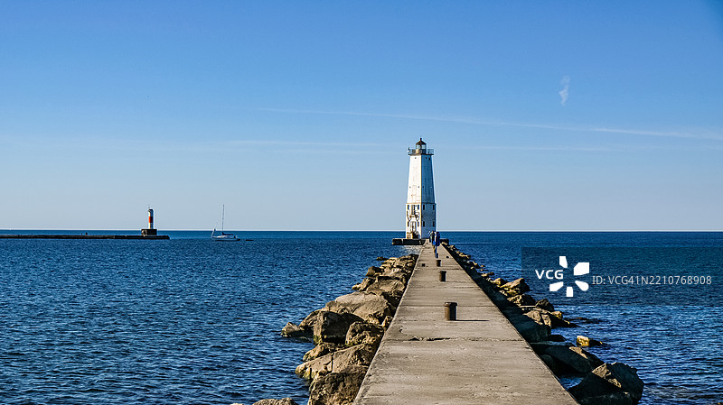 蓝天和大海映衬下的灯塔美景，弗兰克福特，密歇根州，美国图片素材