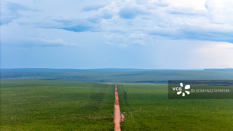 巴西托坎廷斯州帕尔马斯的天空下的田野美景图片素材