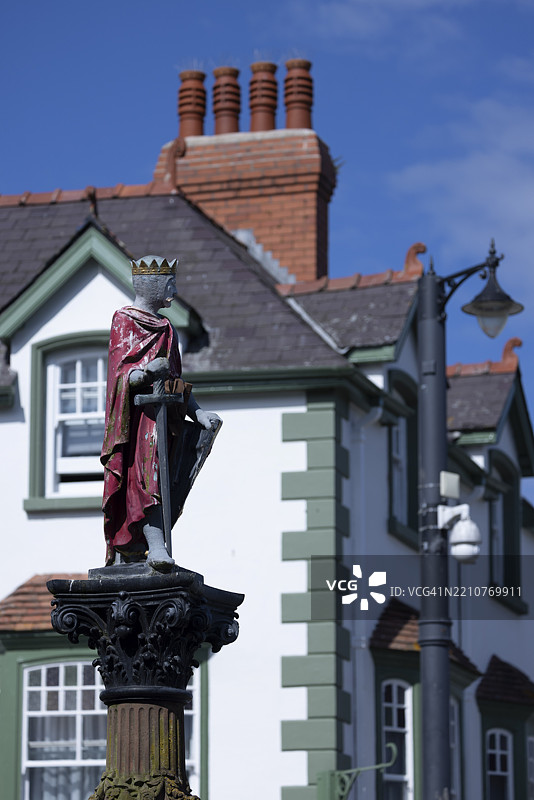 兰卡斯特广场的伟大国王刘埃林雕像，蓝天之下，威尔士康威，英国图片素材