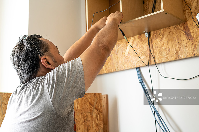 在家进行DIY的男人，利用隔离期间的闲暇时间和爱好图片素材