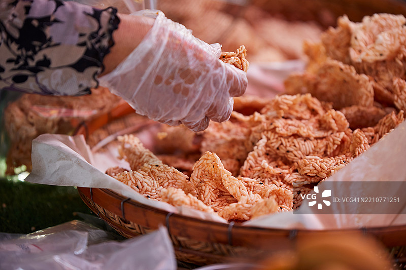 泰式脆米饼与焦糖在竹篮中图片素材