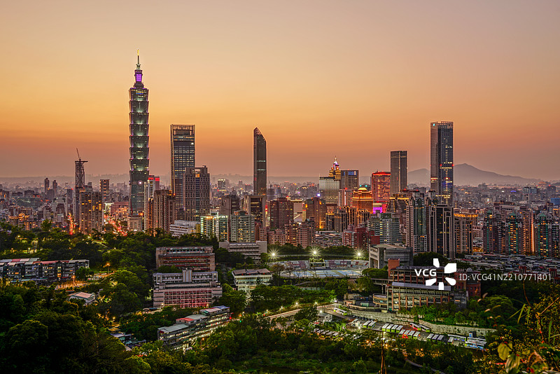 日落时分城市建筑的空中视角图片素材