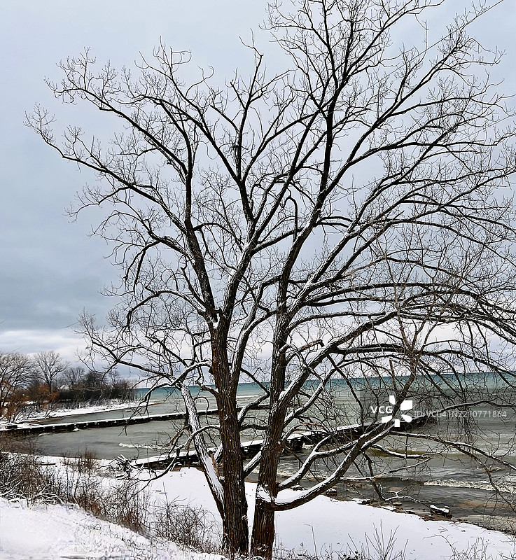 冬季时节，威斯康星州拉辛市湖泊与天空的美丽景色， 美国图片素材