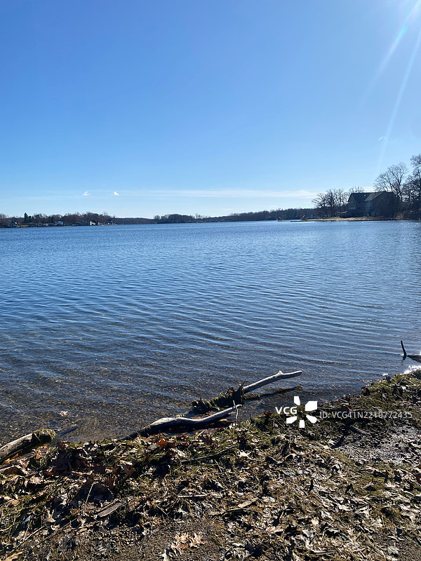湖泊与晴朗天空的美丽景色，劳顿，密歇根州，美国图片素材