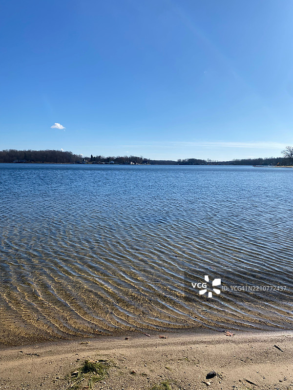 湖泊与蓝天的美丽景色，劳顿，密歇根州，美国图片素材