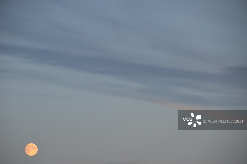 低角度仰视天空图片素材