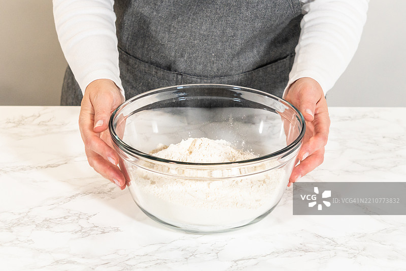 假日烘焙的巧克力姜饼饼干面团图片素材