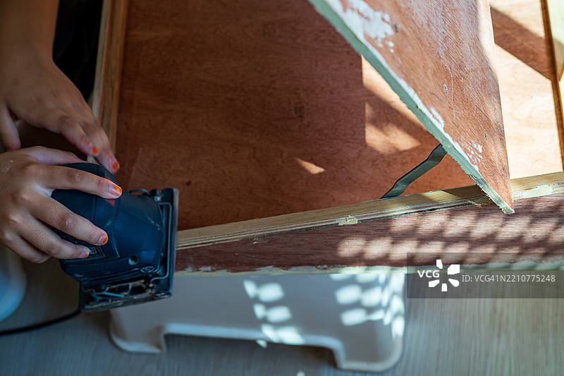 在工匠工作坊使用机器手工打磨木材图片素材