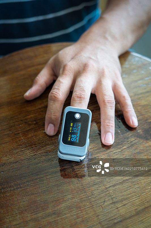 用于测量脉搏率和氧气水平的脉搏血氧仪，巴林吉安，沙捞越，马来西亚图片素材